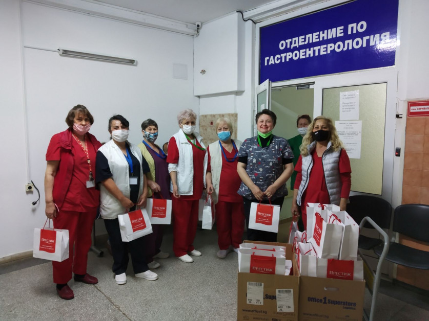 Ръкопляскаме и благодарим за работата и на медиците, радваме, че направихме деня им по-ведър и по-сладък